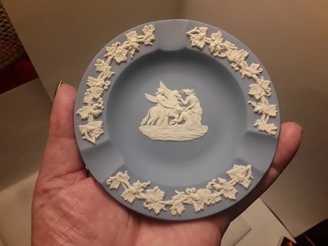Wedgwood  koriste posliini esine.