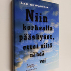 Åke Edwardson : Niin korkealla pääskyset, ettei niitä näh... - pikkukuva 1