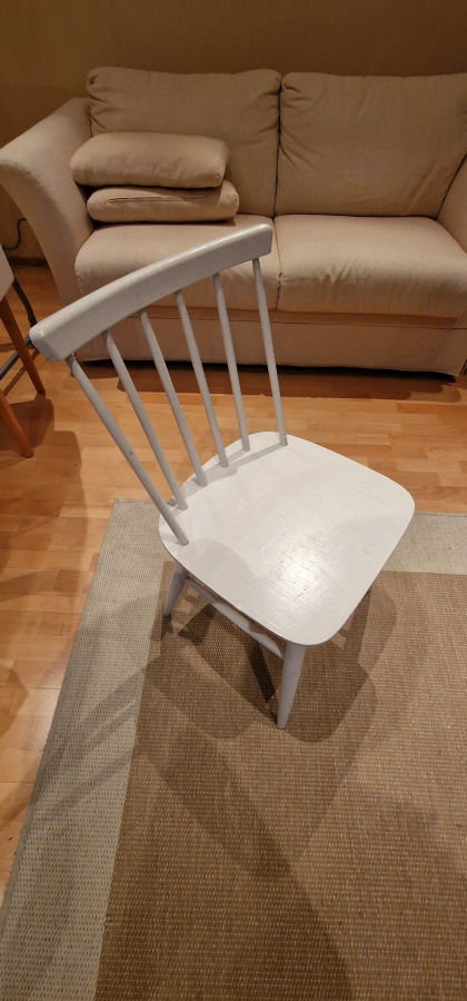 Valkoinen pinnatuoli