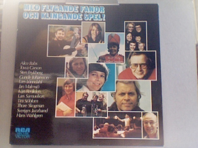 MED FLYGANDE FANOR OCH KLINGANDE SPEL ! :: VINYYLI  LP  1973