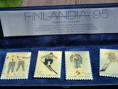 Finlandia 95. Vihko jossa Urheilupinssit 4 kpl. Vihon koko -