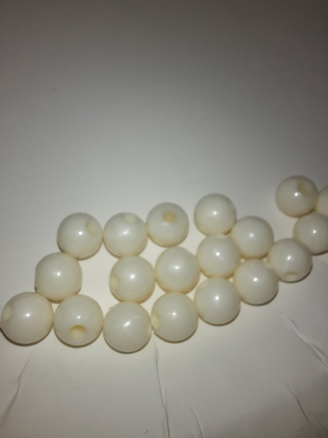 19 kpl luonnonvaalea helmi 8mm