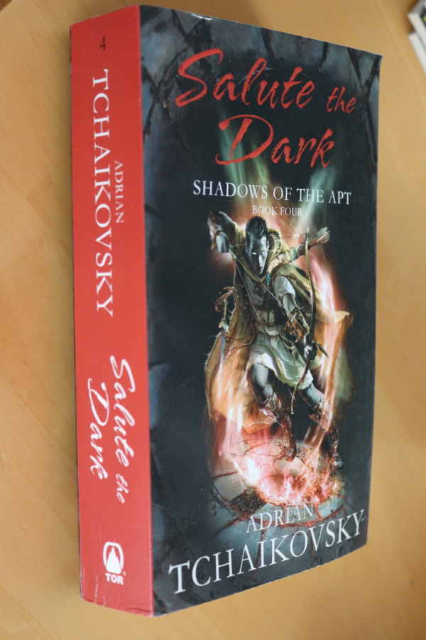 Adrian Tchaikovsky: Salute the Dark (engl. pokkari )