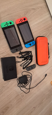 Kaksi nintendo switch konsolia