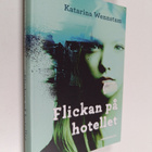 Katarina Wennstam : Flickan på hotellet : ett fall för Al... - pikkukuva 1