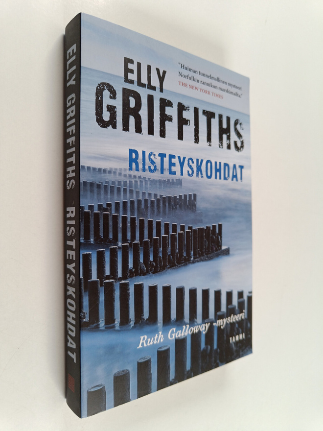 Elly Griffiths : Risteyskohdat