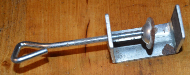 L-mallinen metallipuristin / kiinnitysklämppi