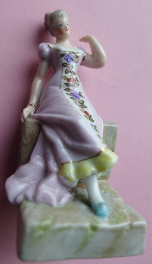 Figuuri posliinia nainen vuodelta 1899 ,korkeus 8cm