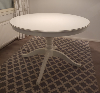 Ikea Liatorp -ruokapöytä.