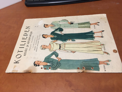 KOTILIEDEN KEVÄT- JA KESÄPUKUJA 1952