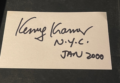 Stand-up-koomikko Kenny Kramer nimikirjoitus paperilla