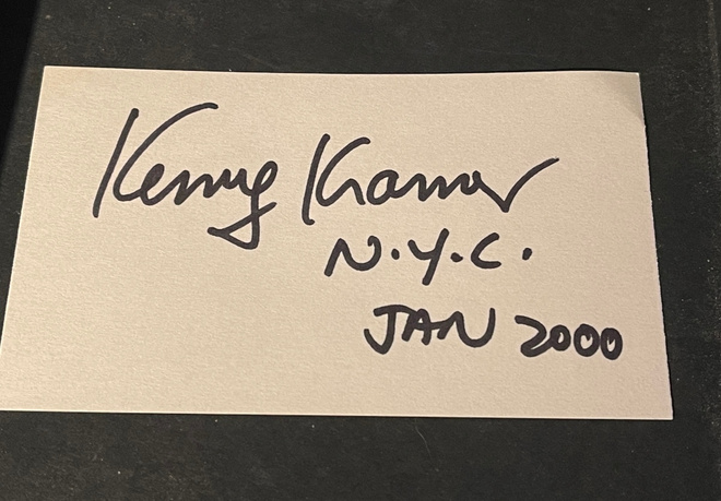 Stand-up-koomikko Kenny Kramer nimikirjoitus paperilla