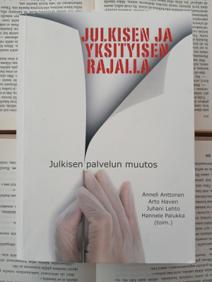 Julkisen ja yksityisen rajalla: julkisen palvelun muutos