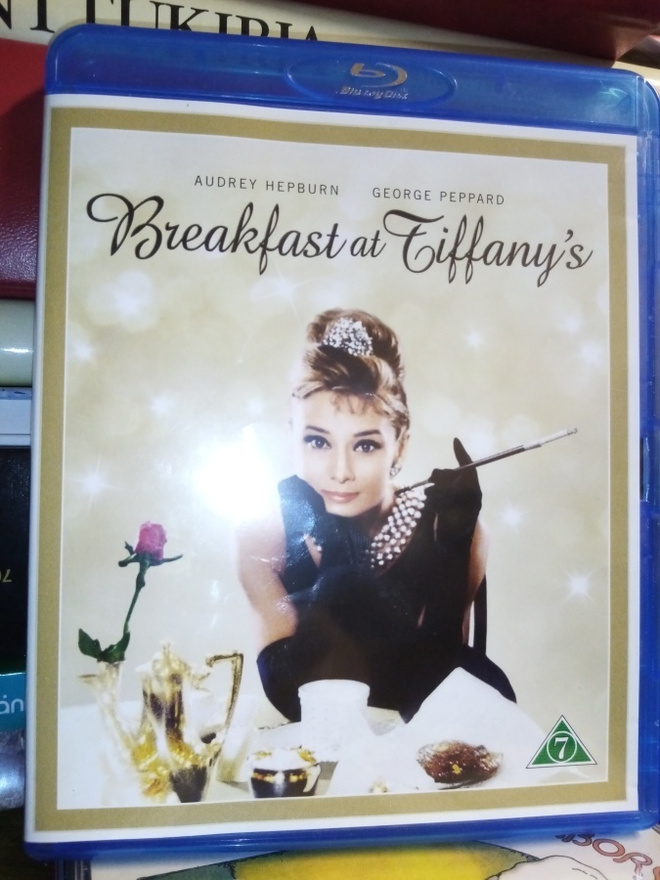 BLU-RAY :  AAMIAINEN TIFFANYLLA ( SIS POSTIKULU)