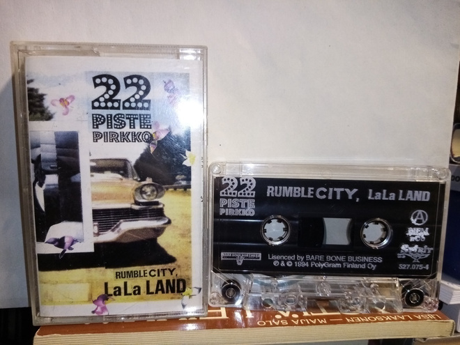 C-KASETTI : 22-PISTEPIRKKO :  RUMBLE CITY LALA LAND ( SIS PK