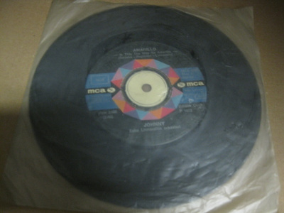 JOHNNY - AMARILLO / MEILLÄ HYVIN ON VG- 7"