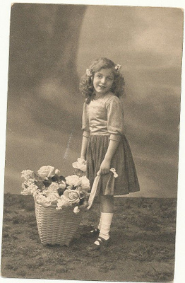 Tyttönen ja kukkakori - 1917