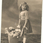 Tyttönen ja kukkakori - 1917 - pikkukuva 1