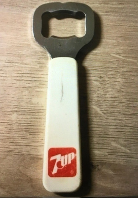 PepsiCola ja 7up vanhat pullonavaajat
