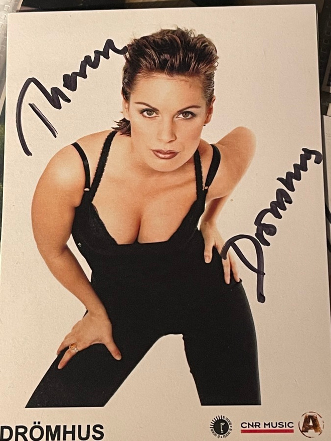 Therese Grankvist / Drömhus nimikirjoitus kortissa
