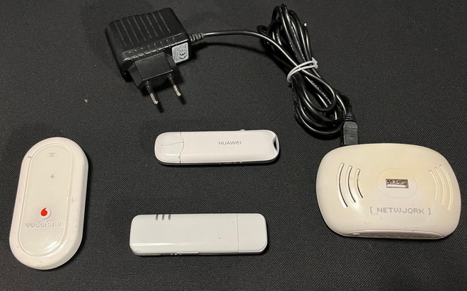 Networkj N+3G ja 2 kpl HUAWEI USB 3G donglea ja Huawei E220
