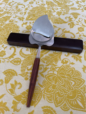 Juustohöylä. Vintage. Japanilainen teräs ja jalopuukahva.
