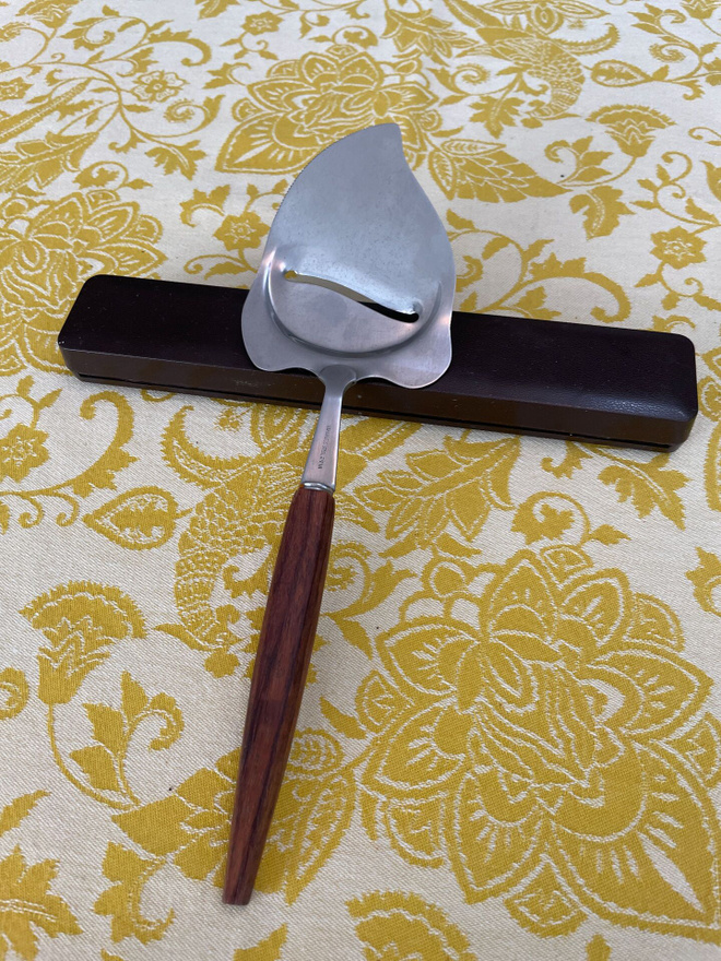 Juustohöylä. Vintage. Japanilainen teräs ja jalopuukahva.