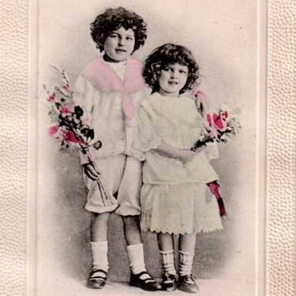 LAPSI / Röyhelömekkoinen tyttö, poika ja kukkaoksat. 1900-l.