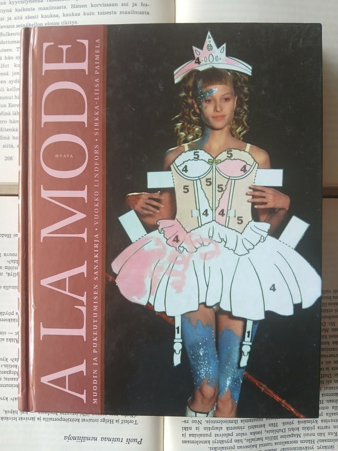 Vuokko Lindfors - A la mode: muodin ja pukeutumisen...