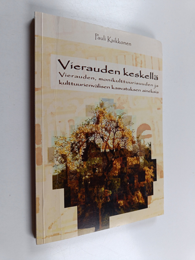 Pauli Kaikkonen : Vierauden keskellä : vierauden, monikul...