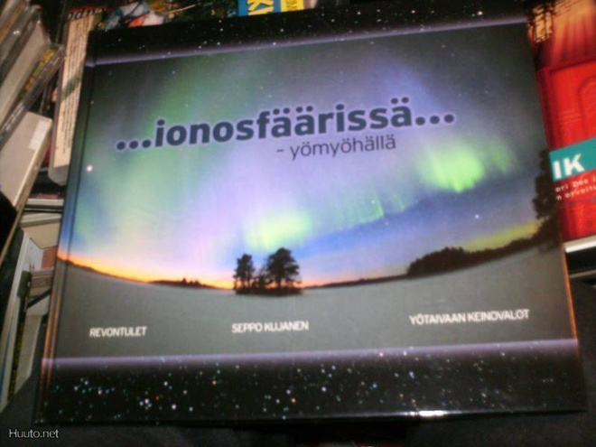 Seppo Kujanen IONOSFÄÄRISSÄ YÖMYÖHÄLLÄ Revontulet (Sis.pk:t)