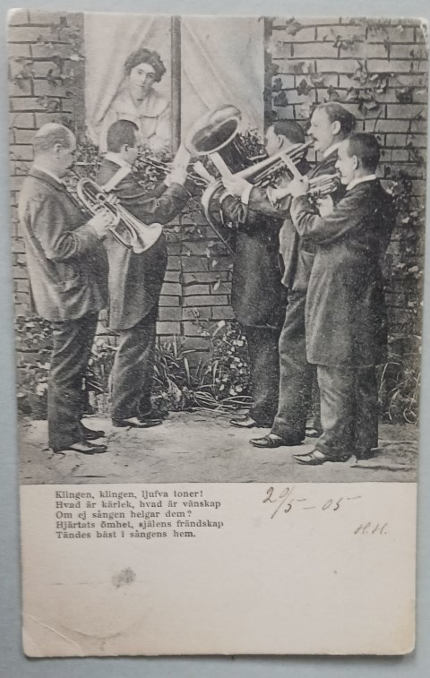 Herrahenkilöt soittavat leidille serenadia, p. 1905