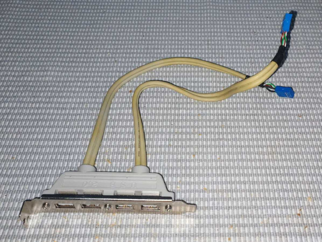4 porttinen USB bracket header adapteri