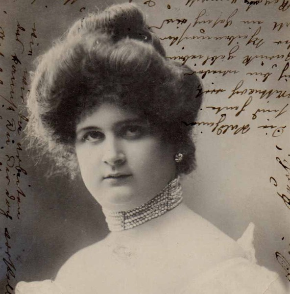 NAINEN / Viktoriaanisen ajan lady ja strassikoru. 1900-l.