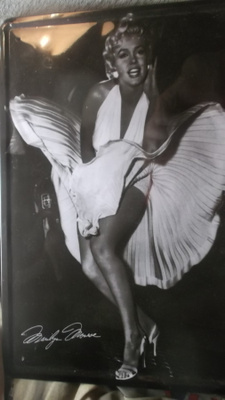 Peltikyltti Marilyn Monroe. Kesäleski