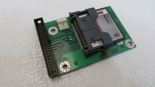 IDE-HDD-CF adapteri ja CF-muistikortti IDE-kaapeliin
