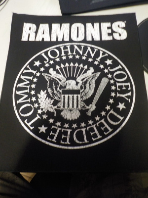 RAMONES UUSI SELKÄMERKKI