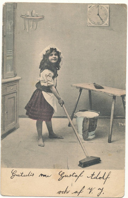 Tyttönen askareissa - vanha Carte Postale