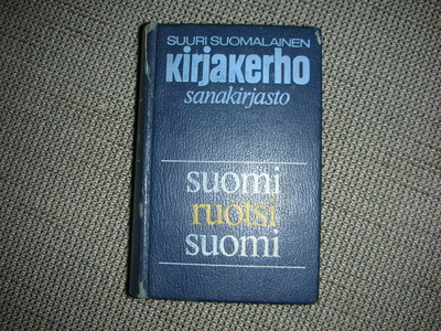 suomi-ruotsi-suomi ja suomi-englanti-suomi sanakirjat