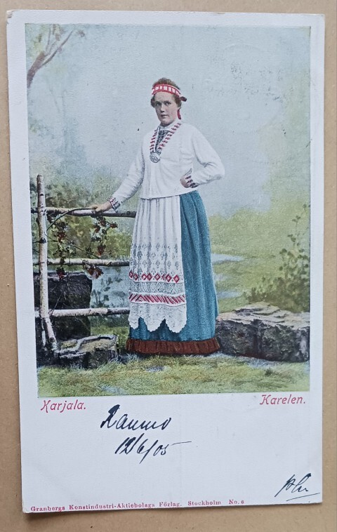 Karjala, leidi kansanpuvussa, p. 1905 Tukholmaan