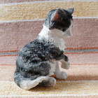 Harmaa-valkoinen kissanpentufiguuri - 13,5 cm - pikkukuva 2