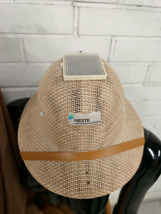 NESTEEN VIILENTÄVÄ AURINKOPANEELIHATTU