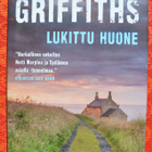Elly Gruffiths: LUKITTU HUONE - pikkukuva 1