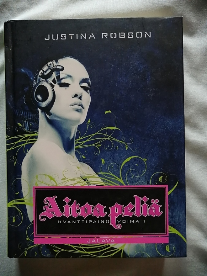 Robson, Justina: Kvanttipainovoima 1: Aitoa peliä