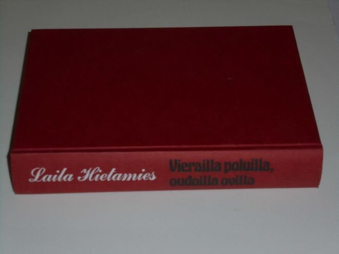 Laila Hietamies : Vierailla poluilla, oudoilla ovilla