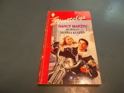 NANCY MARTIN - MORSIAN HYPPÄÄ KYYTIIN
