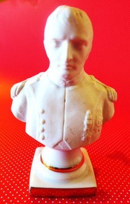 Napoleon Rintapysti posliinia korkeus 12cm