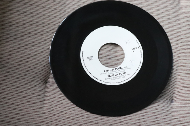 7'' Papu ja pojat : Papu ja pojat / Mä lähden pois