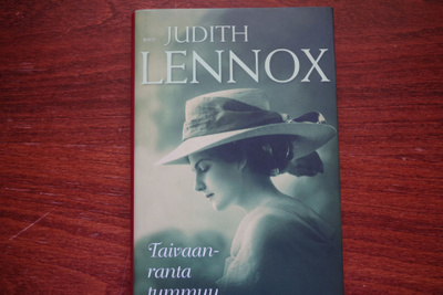 Judith Lennox: Taivaanranta tummuu (2009)