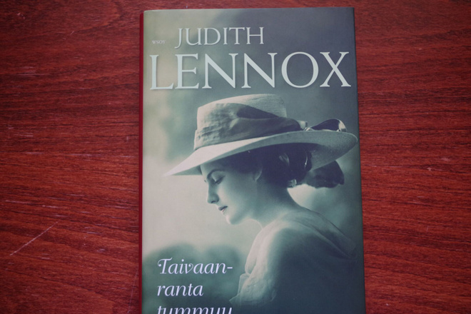 Judith Lennox: Taivaanranta tummuu (2009)